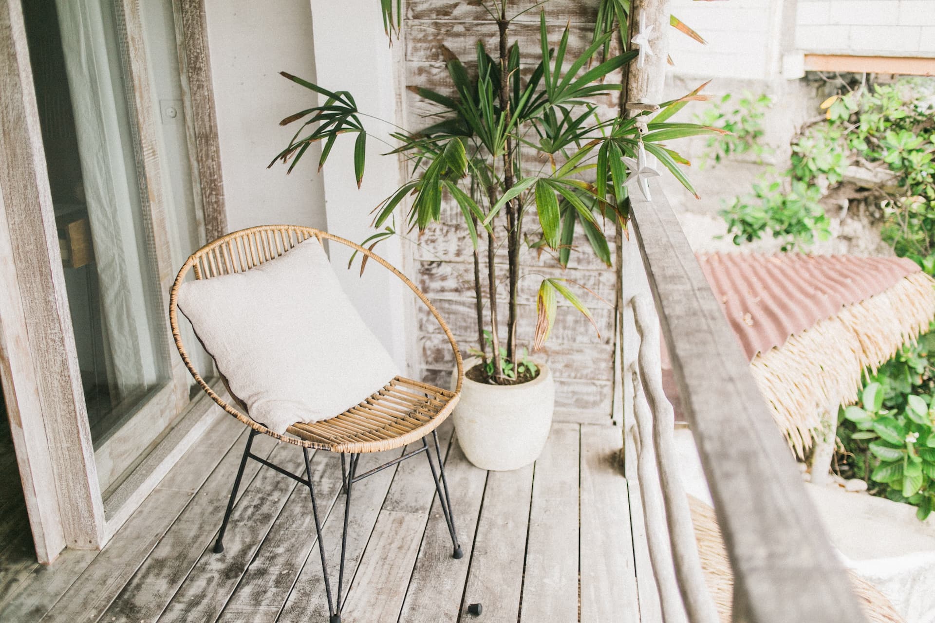 Terraza pequeña decorada con silla de mimbre